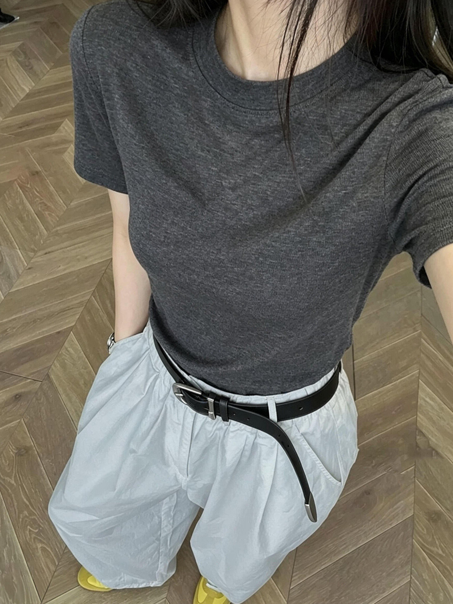 Dark Gray Minimalist Crew Neck Slimming Short Sleeve T-Shirt for Women Summer High-End Old Money Style Top - Image 4